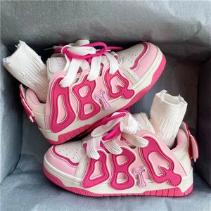 Chaussures de sport blanches respirantes à <span class=keywords><strong>semelle</strong></span> épaisse, best-seller, avec lettres irrégulières rose <span class=keywords><strong>rouge</strong></span>, style chunky old dad pour femmes et jeunes filles - Product Image 1