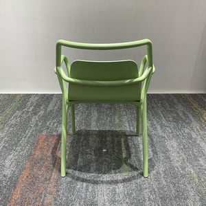 Sedia da pranzo moderna impilabile, leggera, portatile, impermeabile, in plastica, per esterni, con braccioli, per giardino, scuola, ristorante, spiaggia, patio. - Product Image 6