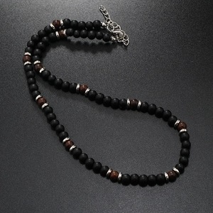 Collier tendance pour homme en perles de verre noires, design simple et rond, chaîne dorée et blanche, accessoire de mode estival - Product Image 4