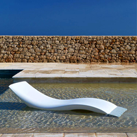 Nouveau mobilier de piscine en promotion : Chaise longue flottante en forme de S pour bain de soleil sur le rebord de la piscine