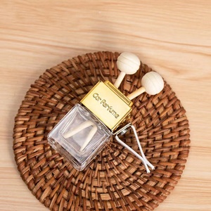 8ml parfüm araba hava spreyi şişesi kare cam uçucu yağ araç havalandırma difüzörü klip ile - Product Image 4