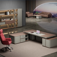 Bureau de direction de luxe avec chaise en cuir rouge, poste de travail haut de gamme pour la productivité et le prestige professionnel