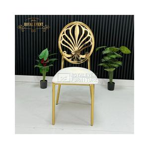 כסא חתונה ממתכת בציפוי כרום זהוב מבריק ויפה, עמיד וזול במבצע חם מהמפעל, עם מושב לבן לאירועים וחתונות. - Product Image 1