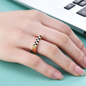 Anillo de acero inoxidable chapado en oro de 18 quilates con diseño minimalista europeo americano, con tablero de ajedrez rectangular inclinado de 5 mm en blanco y negro para mujer. - Product Image 4