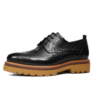 Zapatos Oxford de cuero casuales y elegantes para hombre, con punta en pico, grabados, transpirables, de suela gruesa y duraderos, para uso formal de negocios. - Product Image 1