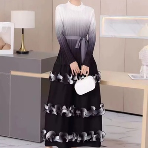 Nuevo Vestido Plisado Miyake de Manga Larga con Borde Ondulado y Cambio Gradual de Talla Grande 2025 - Product Image 6