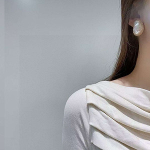 Pendientes de perlas barrocas envueltas en alambre de oro de 14 quilates, pendientes de perlas barrocas naturales hechos a mano para mujer - Product Image 4