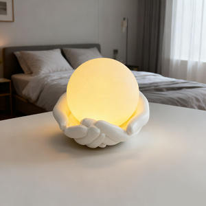 장식용 소품 손으로 감싼 달 무드등, 침실 장식을 위한 모던한 손 모양 조각상 창의적인 달 조명 - Product Image 3