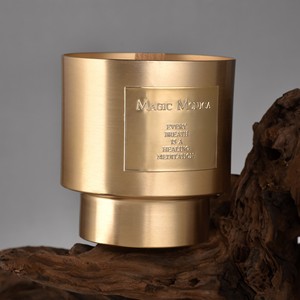 Bougie d'aromathérapie cylindrique en métal de luxe léger, parfumée à la cire de soja, sans fumée, pour une atmosphère haut de gamme et une décoration intérieure rafraîchissante. - Product Image 4