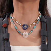 Collier pour femme style bohème avec perles abacus rondes plates en pierre naturelle, œil turc porte-bonheur et cœur incrusté de diamants et de zircons