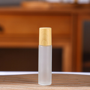 Botella de Vidrio Cilíndrica con Rodillo, Negra Mate de 10 ml con Tapa Dorada, para Uso Personal - Product Image 5