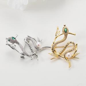 Broche de Lujo Femenino de Alta Gama con Diseño de Hoja de Bambú y Serpiente Dorada, Perla de Agua Dulce, Accesorio de Flor para el Pecho, para Traje o Chaqueta, para Regalo - Product Image 4