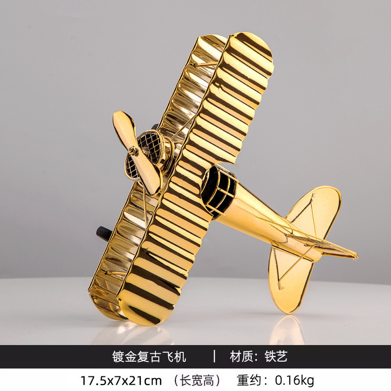 Gran modelo de avión chapado en oro.