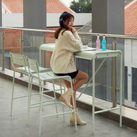 Combinaison table et chaise de bar d'extérieur Restaurant nordique Boutique de thé au lait Table et chaise hautes pour les pieds de bar d'extérieur Table de plage