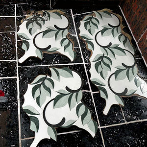 Nouvelle conception de mosaïque murale intérieure en marbre gris à texture ondulée européenne, mosaïque en métal bleu marine - Product Image 1