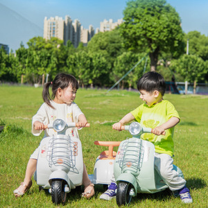 สกู๊ตเตอร์ไฟฟ้าสำหรับเด็กแบบสองที่นั่ง แบตเตอรี่ 12V พร้อมไฟและตะกร้า สำหรับเด็กอายุ 1-6 ปี - Product Image 3