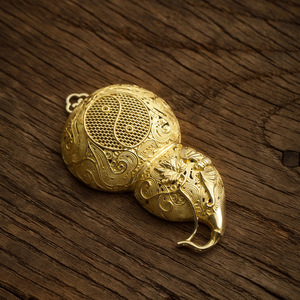 Passoire à thé créative en laiton en forme de gourde avec chaîne, surface polie, pour la préparation du thé à usage domestique - Product Image 1