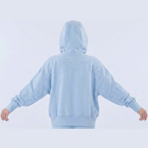 เสื้อฮู้ดดี้ผู้หญิงสีน้ำเงินทรงโอเวอร์ไซส์ ผ้าฝ้าย 100% พิมพ์ลายกราฟิก โลโก้แบบกำหนดเอง ผ้าฝ้ายหนานุ่ม ทรงไหล่ตก ปักลาย - Product Image 1