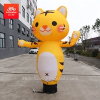 Danseur aérien gonflable en forme de tigre, bras extensible vers le haut, danseur aérien gonflable de dessin animé