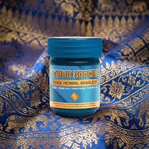 ยาหม่องสมุนไพรไทยพรีเมียมชนิดผงแห้งแบบแช่เยือกแข็ง กลิ่นมินต์ คาปาร์ อบเชย ตะไคร้หอม บรรจุขวดแบบหมุนเปิด-ปิด สำหรับส่งออกและขายส่ง - Product Image 1