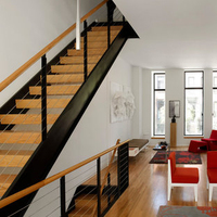 Escalier moderne à double poutre ouverte avec marches en bois massif et garde-corps en câble d'acier inoxydable