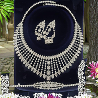 Ensemble de bijoux à pompons élégants, sensation haut de gamme, chaîne de clavicule en diamant d'eau, boucles d'oreilles simples et accessoires