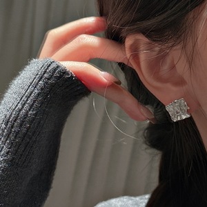 Boucles d'oreilles plissées françaises en argent pur S925, design floral vintage avec un tempérament luxueux et élégant, bijoux en diamant et en or - Product Image 2