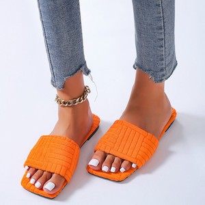 Nuevas Sandalias Cuadradas Cálidas de Talla Grande, Antideslizantes para Interiores y Exteriores, Pantuflas de Algodón con Relieve y Forro de Felpa para el Hogar - Product Image 2