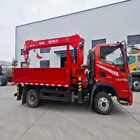 Grue montée sur camion avec plateau pour le levage et le transport intégrés de tuyaux en acier, de profilés et de matériaux de construction
