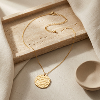 Collier pendentif disque martelé doré avec chaîne à maillons, bijou tendance pour le quotidien