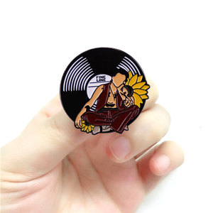 Broches en émail style Harrys pour chanteur pop, badges en métal en forme de cassette d'album musical arc-en-ciel, accessoires de bijoux de dessin animé, cadeaux - Product Image 6