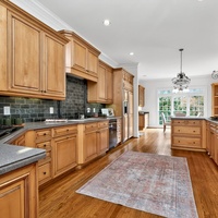 Armoires de cuisine en bois massif sur mesure, design classique pour villa