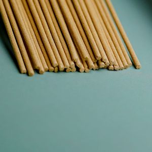 Bâtons d'encens aromatiques naturels et biologiques faits à la main avec sauge blanche et support en bois de santal, artisanat traditionnel - Product Image 5