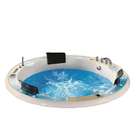 Baignoire ronde Jaczy en acrylique pour 3 personnes, 1.8m, avec hydro-thérapie, design moderne, baignoires à remous, caractéristiques intégrées.