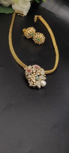 Conjunto de collar choker chapado en oro del sur de la India con piedras de diamante americano y un delicado colgante de perla. - Product Image 3
