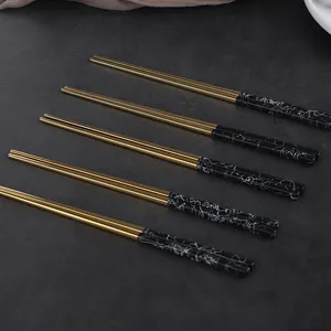 10 pares de palillos elegantes de primera calidad, <span class=keywords><strong>pintura</strong></span> <span class=keywords><strong>en</strong></span> aerosol chapada <span class=keywords><strong>en</strong></span> oro coreano sobre palillos negros de acero inoxidable - Product Image 1