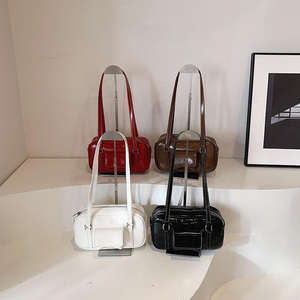 Bolso de hombro de cuero PU impermeable, lujoso y a la moda para mujer, con forro de poliéster y estilo moderno. - Product Image 1