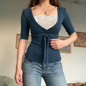 เสื้อผู้หญิงสีน้ำเงิน แขนยาวปานกลาง แต่งลูกไม้ คอวี มีเชือกผูกด้านหน้า ทรงเข้ารูป สไตล์วินเทจ เสื้อลำลอง - Product Image 2