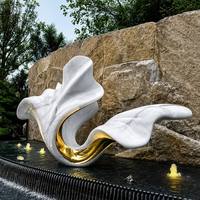 Sculpture moderne abstraite en acier inoxydable poli or, finition marbre, couleurs et dimensions personnalisables, luxe, extérieur, jardin, paysage
