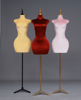 Mannequin de couture en plastique pour femmes grande taille avec support doré pour l'affichage
