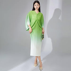 Robe plissée pour <span class=keywords><strong>femme</strong></span>, grande taille, manches chauve-souris, décontractée, ample, couleurs ombrées, style Miyake, directement de l'usine - Product Image 6