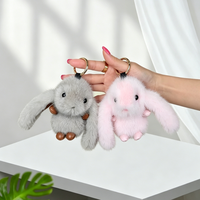 Mignon lapin en peluche avec des oreilles douces et moelleuses - une poupée de style dessin animé comme cadeau pour votre meilleur ami ou un ami proche.