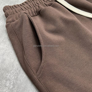 Conjunto Deportivo Unisex Holgado con Logotipo Personalizado, Pantalones Deportivos de Pierna Recta con Rayas y Sudadera con Cuello Alto y Cierre de Cremallera de Cuarto para Hombre - Product Image 4