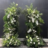 Composition florale en arche de style forestier pour la décoration de toile de fond de mariage et la photographie d'événements avec fleurs artificielles