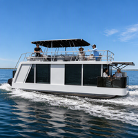 Bateau-maison de 38 pieds, design modulaire, résistant aux intempéries, avec salon confortable, cuisine et salle de bain, idéal pour les loisirs côtiers européens.