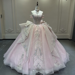 Vestido de Quinceañera Rosa Wx251 para Niñas de 15 Años, Moderno con Escote Corazón, Top de Encaje, Corsé, Brillos y Falda de Princesa con Cola Capilla - Product Image 2