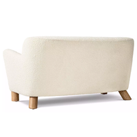 Ensemble de canapés élégants capitonnés pour salon, avec coussins moelleux et structure en bois, idéal pour hall d'hôtel, canapé de luxe en tissu avec fauteuils.