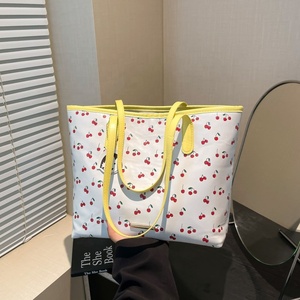 Nouveau style été 2026 : Sac fourre-tout <span class=keywords><strong>en</strong></span> PU imperméable pour filles, motif cerise, tendance, imprimé texturé, double poignée, idéal printemps/automne - Product Image 1