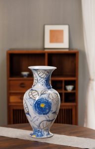 Jarrón de Porcelana Ecológico Hecho a Mano con Diseño Art Deco, Patrón de Flores Azules y Blancas, para Decoración del Hogar - Product Image 3