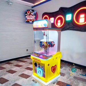 Kit de máquina de premios DIY operada con monedas para jugadores de madera, en inglés, con piezas metálicas y de peluche, para máquinas recreativas de madera - Product Image 1